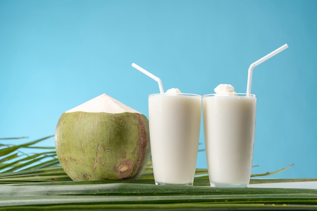 Szklanka słodkiej wody kokosowej o zapachu kokosa