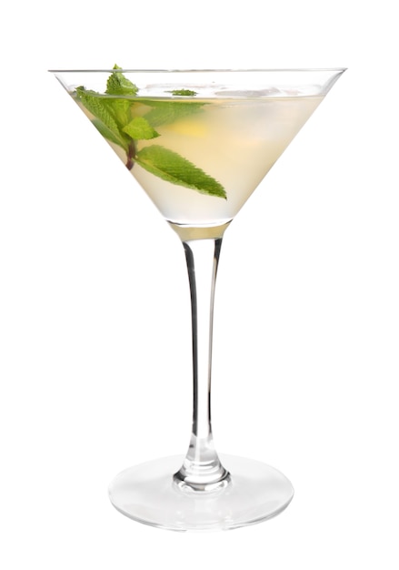 Szklanka smacznego koktajlu martini na białym tle
