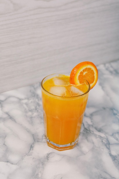 Szklanka smacznego soku pomarańczowego