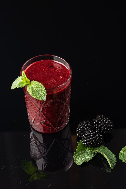 Zdjęcie szklanka smoothie jeżynowego