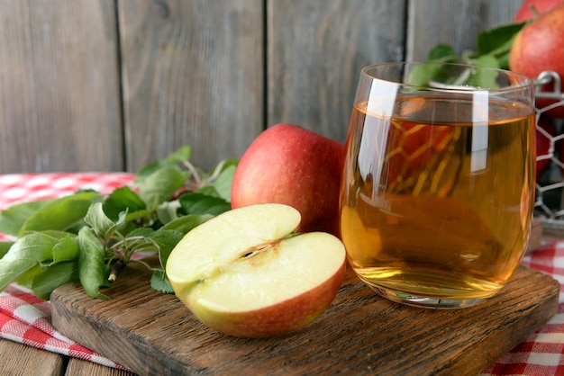 Szklanka soku jabłkowego na drewniane tła