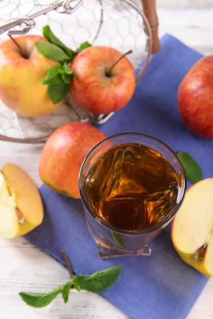 Szklanka soku jabłkowego z owocami i świeżą miętą na stole z bliska