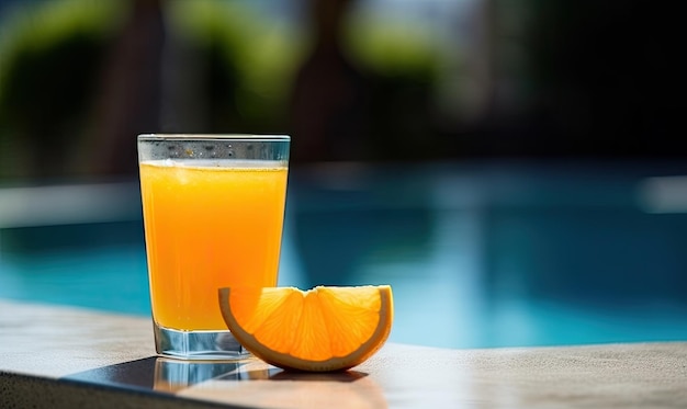 Szklanka soku pomarańczowego obok basenu z kawałkami pomarańcza na boku generatywna sztuczna inteligencja