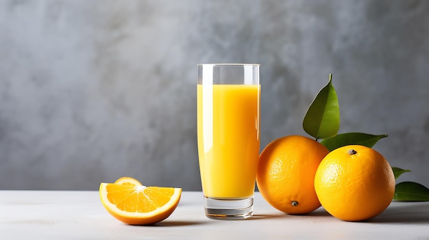 Szklanka soku pomarańczowego obok pomarańczy.