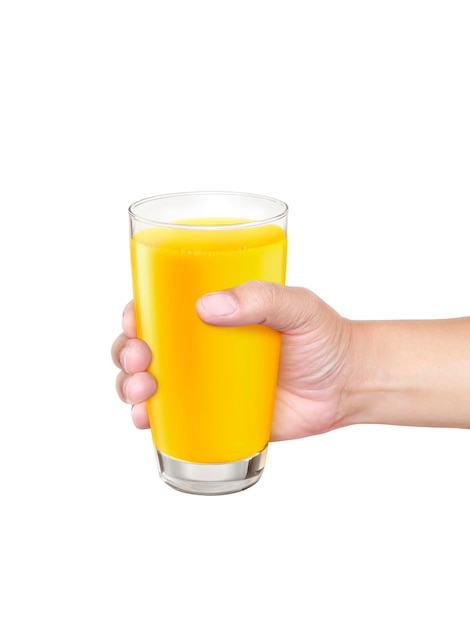 Szklanka soku pomarańczowego w ręku na białym tle