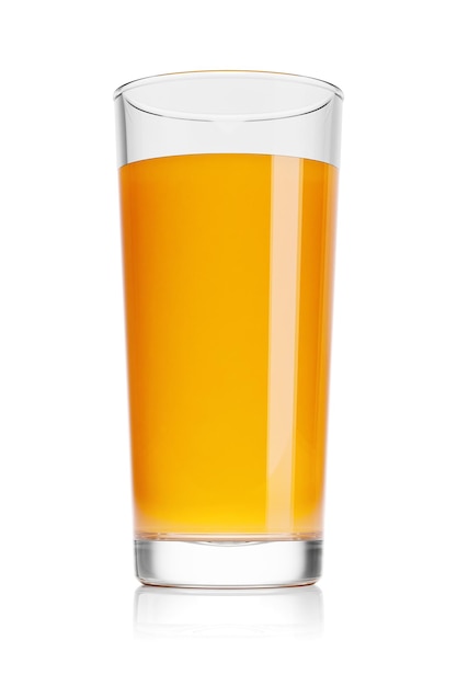 Szklanka soku pomarańczowego wyizolowana na białej ilustracji renderowania 3D