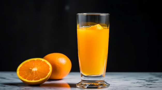 Szklanka soku pomarańczowego z kostkami lodu na czarnym tle.
