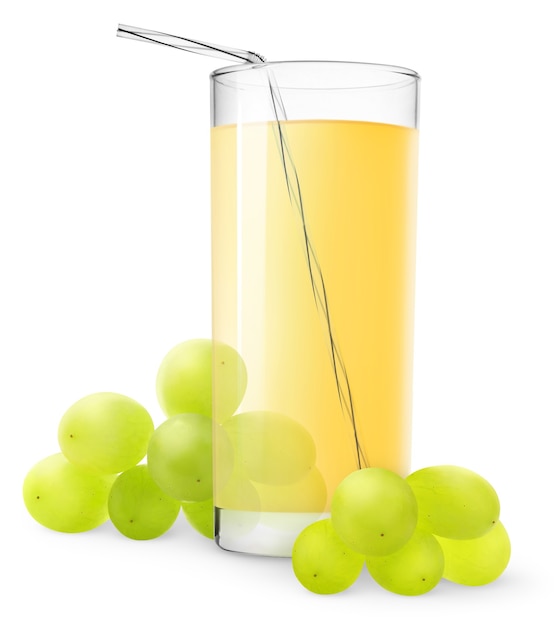 Szklanka soku winogronowego i świeże białe jagody winogronowe na białym tle