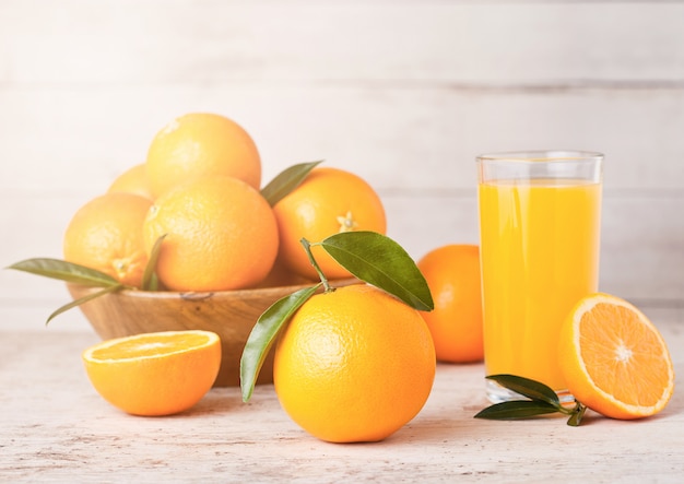 Szklanka surowego organicznego świeżego soku pomarańczowego z owocami