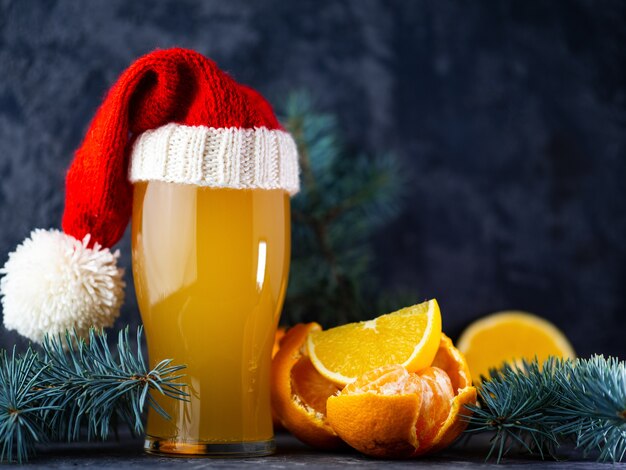 Zdjęcie szklanka świątecznego piwa rzemieślniczego z pomarańczami