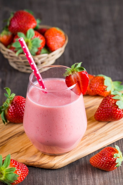 Szklanka świeżego koktajlu truskawkowego, smoothie i świeżych truskawek