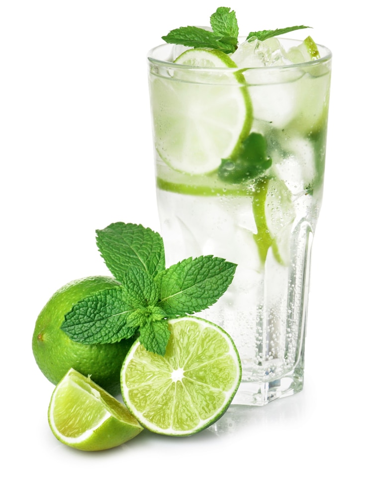 Zdjęcie szklanka świeżego mojito na białym