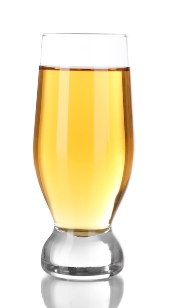 Szklanka świeżego soku jabłkowego na białym tle
