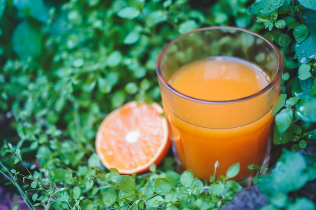 Zdjęcie szklanka świeżego soku pomarańczowego na drewnianym stole zdrowy napój dla układu odpornościowego