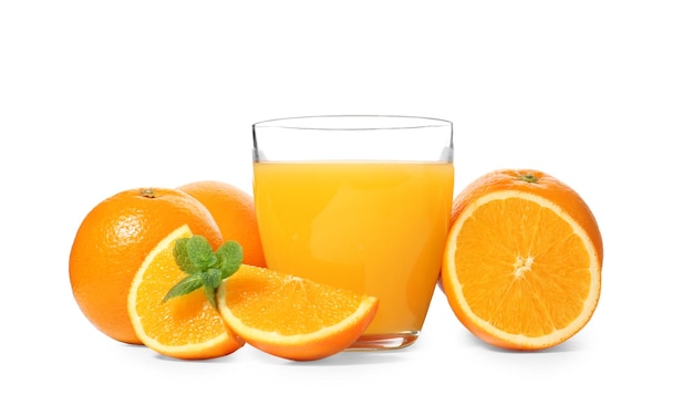 Szklanka świeżego soku pomarańczowego z owocami na białym tle