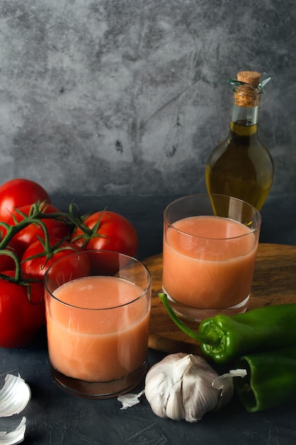 Szklanka Typowej Hiszpańskiej Zupy Pomidorowej Andaluzyjskiego Gazpacho Ze świeżymi Warzywami