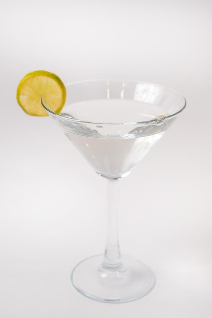 Zdjęcie szklanka wermutu ozdobiona plasterkiem limonki