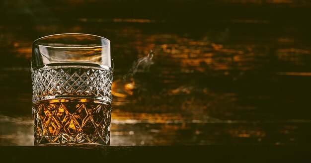 Szklanka whisky i lodu na stole barowym