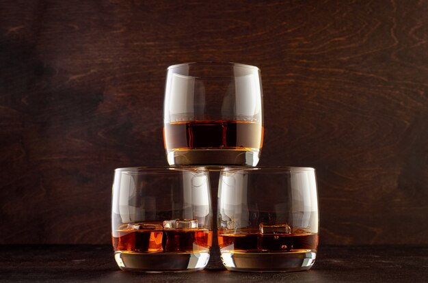 Szklanka whisky na drewnianym stole