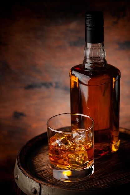 Szklanka whisky z kostkami lodu i butelką