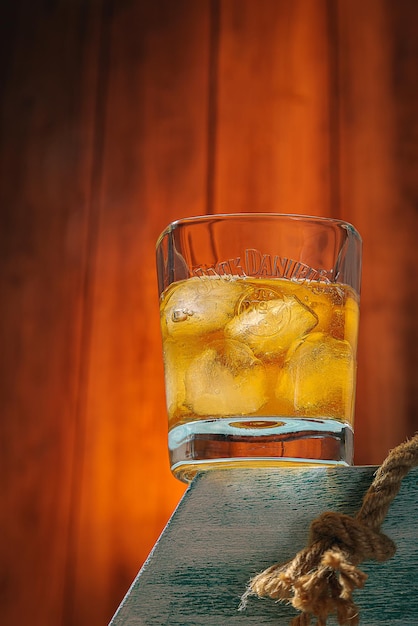 Szklanka whisky z lodem na stojaku Drewniane tło Napój alkoholowy Moskwa Rosja 27 marca 2022