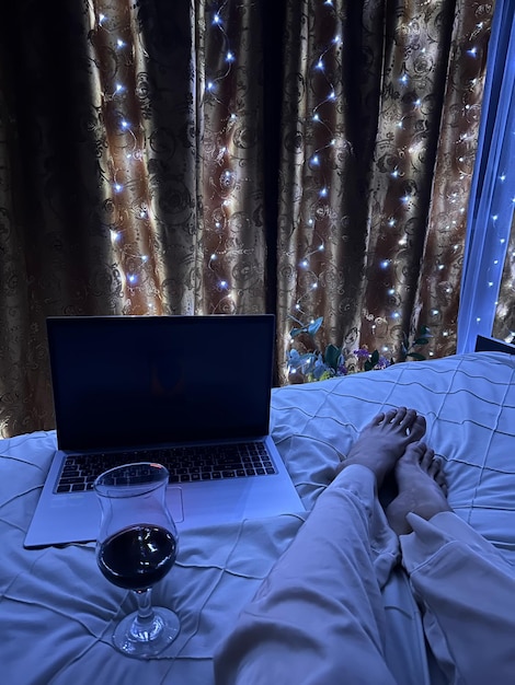 Szklanka Wina, Laptop Na łóżku.