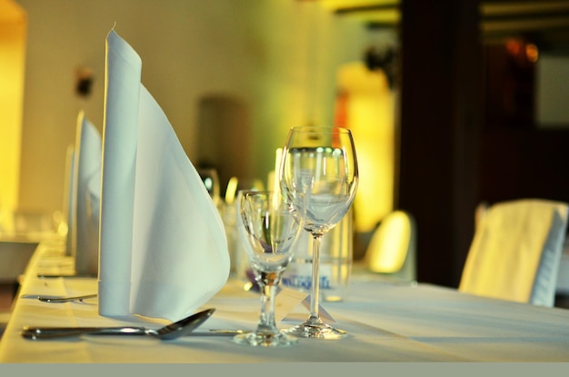 Szklanka wina na stole w restauracji