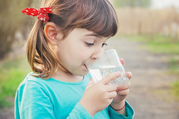 szklanka wody dla dzieci. selektywne skupienie. Dzieci.
