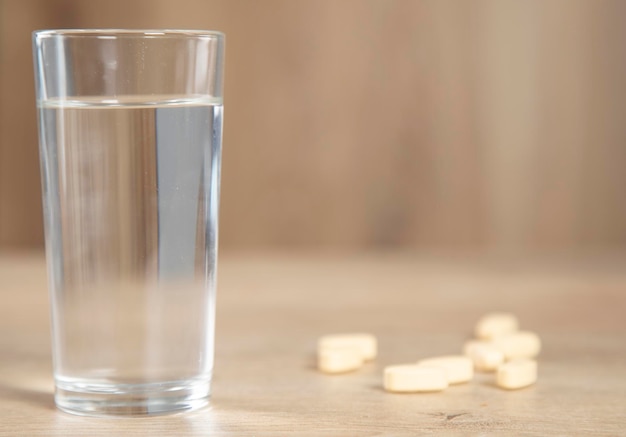 Szklanka wody i leku