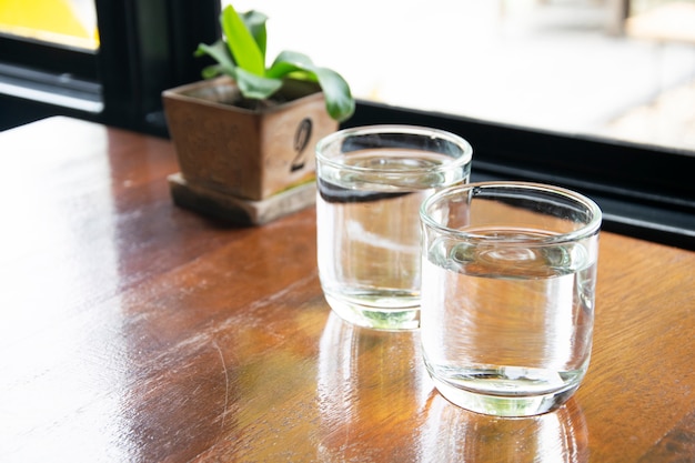 Szklanka wody na stole w restauracji