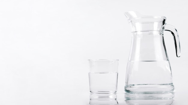 Zdjęcie szklanka wody obok słoika