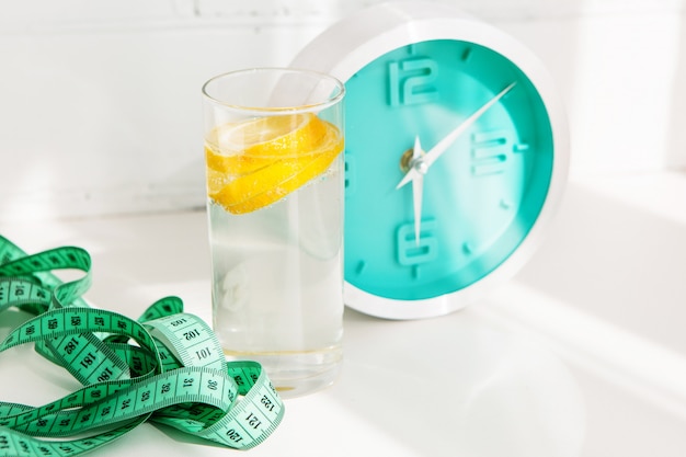 Szklanka wody z cytryną i zegarem