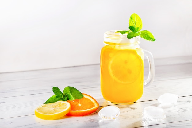 Szklanka Z Lemoniadą Lub Koktajlem Mojito Z Cytryną I Miętą, Zimny Orzeźwiający Napój Lub Napój Z Lodem. Skopiuj Miejsce