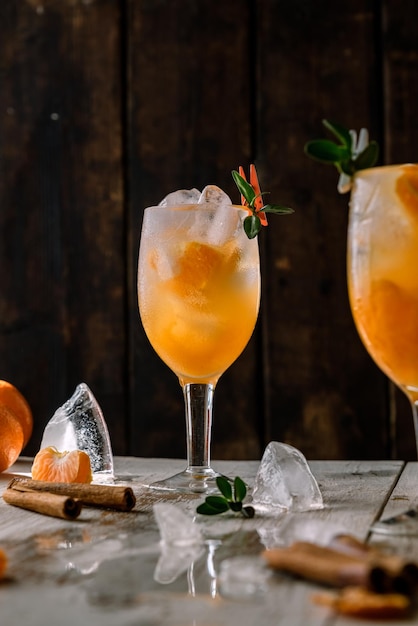 szklanka z napojem pomarańczowym świeży sok pomarańczowy z lodem na drewnianym stole