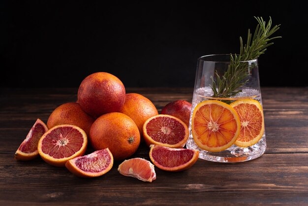 Szklanka Z Wodą I Plasterkami Czerwonej Pomarańczy I Owoców Cytrusowych