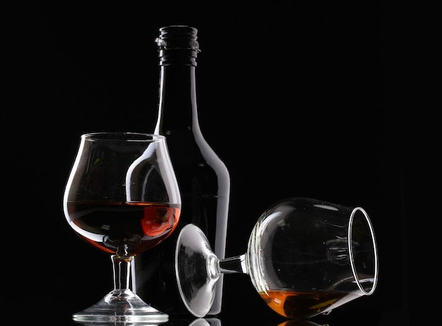 Szklanki brandy i butelki