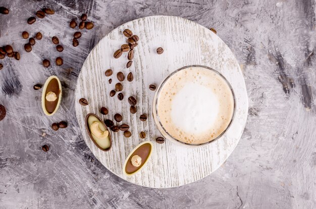 Zdjęcie szklanki gorącej kawy latte z cukierkami czekoladowymi