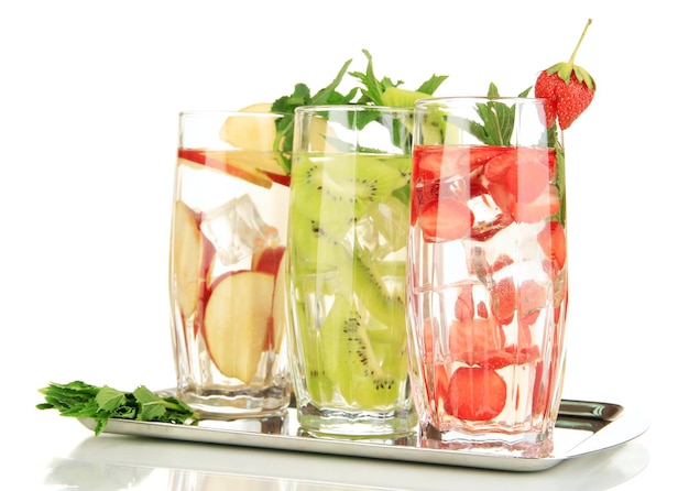 Szklanki napojów owocowych z kostkami lodu na białym tle