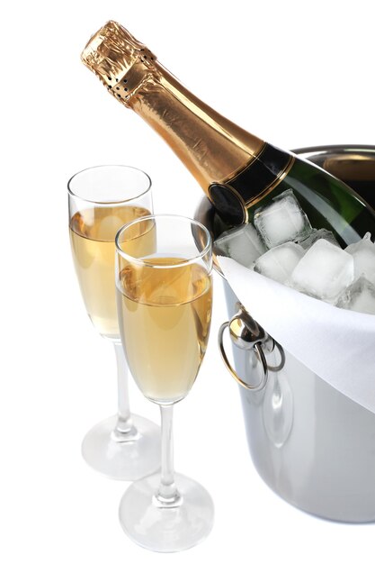Zdjęcie szklanki szampana i butelka w wiadrze, na białym tle
