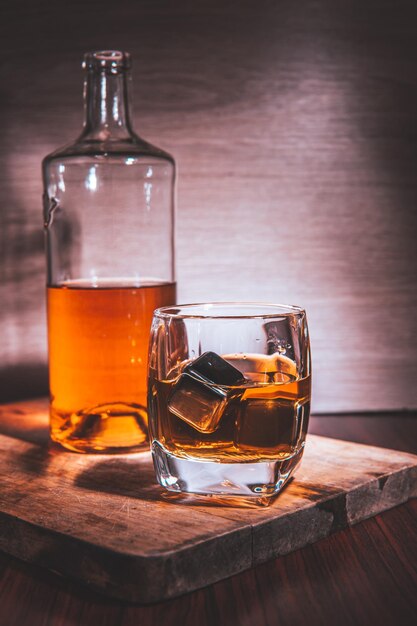 Zdjęcie szklanki whisky na drewnianym tle