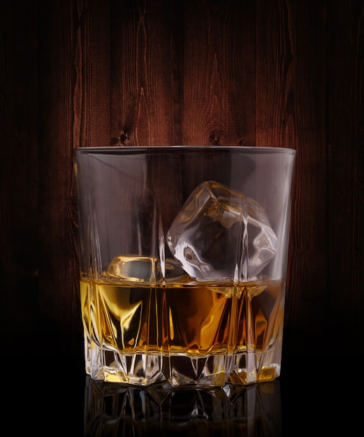Szklanki whisky z kostkami lodu