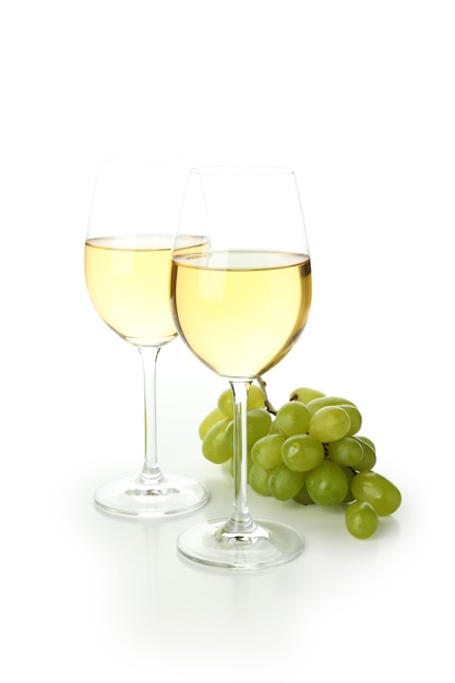 Zdjęcie szklanki wina i winogron na białym tle