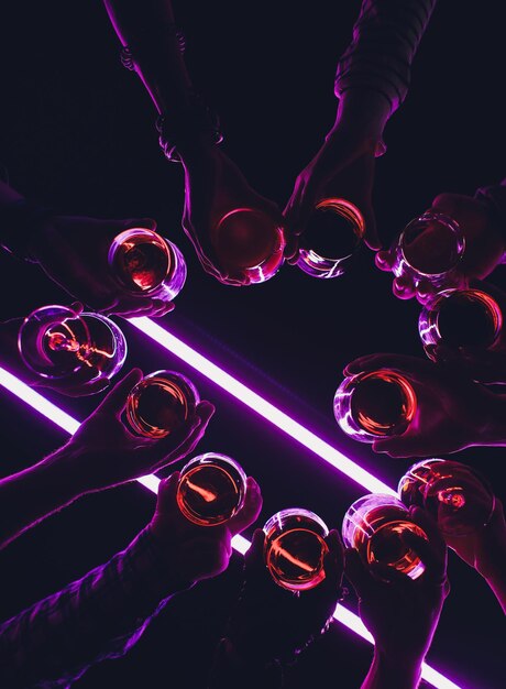 Szklanki z alkoholem i przyjęcie z toastami Gratuluję wydarzenia Przyjaciele wesołej imprezy