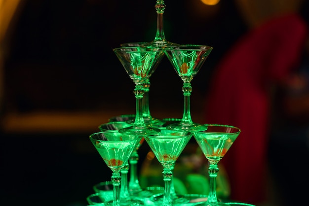 szklanki z koktajlem Martini, ze słodką wiśnią