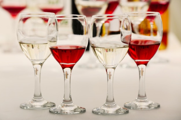 Szklanki z różnego rodzaju winem