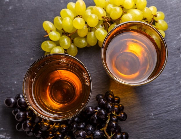 szklanki z sokiem i winogronami