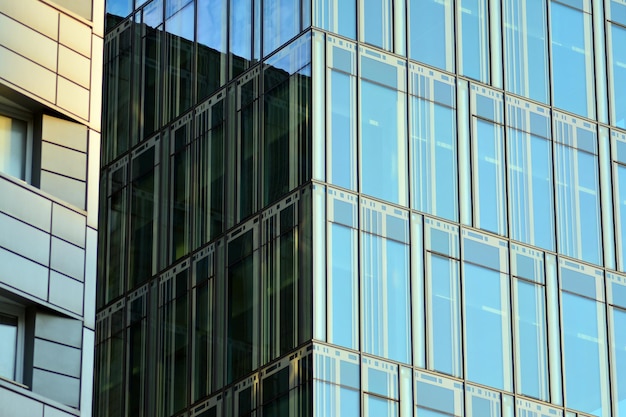 Szklany budynek z przezroczystą fasadą budynku i niebieskim niebem Szklana ściana konstrukcyjna