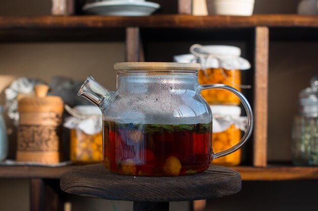 szklany czajniczek z malinami moroszki Gorący napój z jałowcem moroszki i dżemem