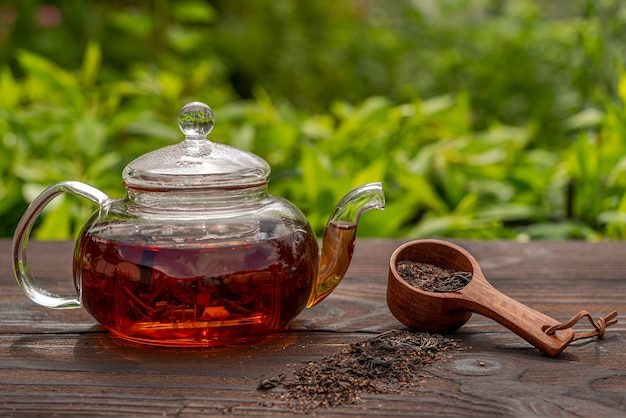 Szklany czajnik na parze Bambusowa łyżka z herbatą Drewniany stół Piknik na świeżym powietrzu Brunch