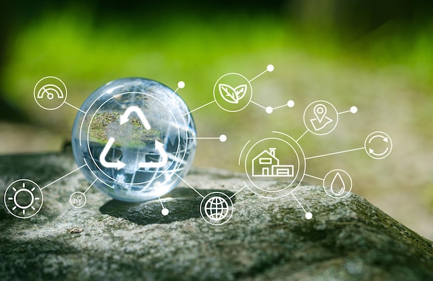 Szklany globus w zielonym lesie z ikoną środowiska ESG CO2 i netto zeroTechnology Środowisko Społeczeństwo i zarządzanie dla zrównoważonego środowiska Koncepcja